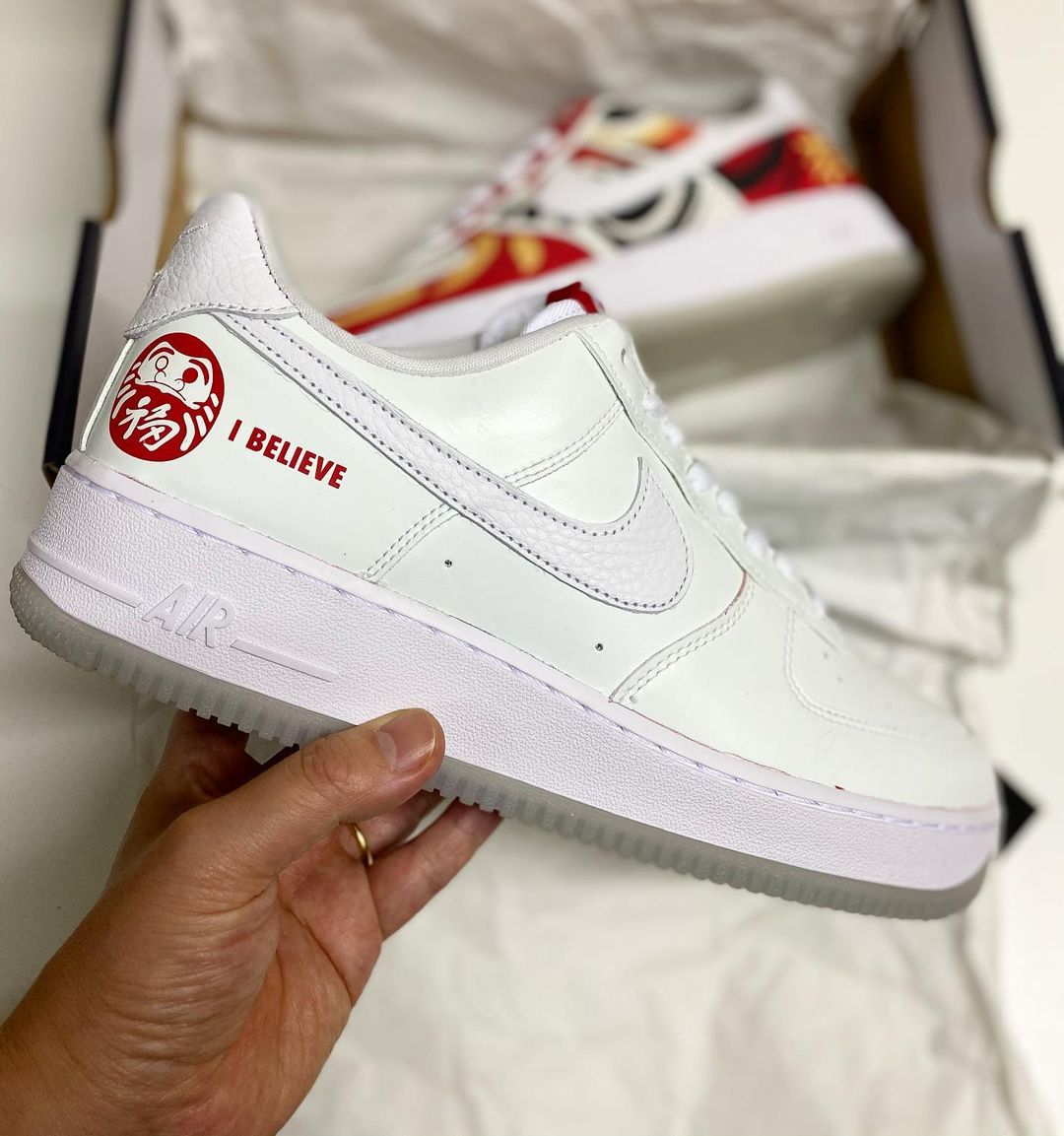 【国内 1/9 発売】ナイキ エア フォース 1 ロー CO.JP “アイ・ビリーブ/達磨” (NIKE AIR FORCE 1 LOW CO.JP “I BELIEVE”) [DD9941-100]