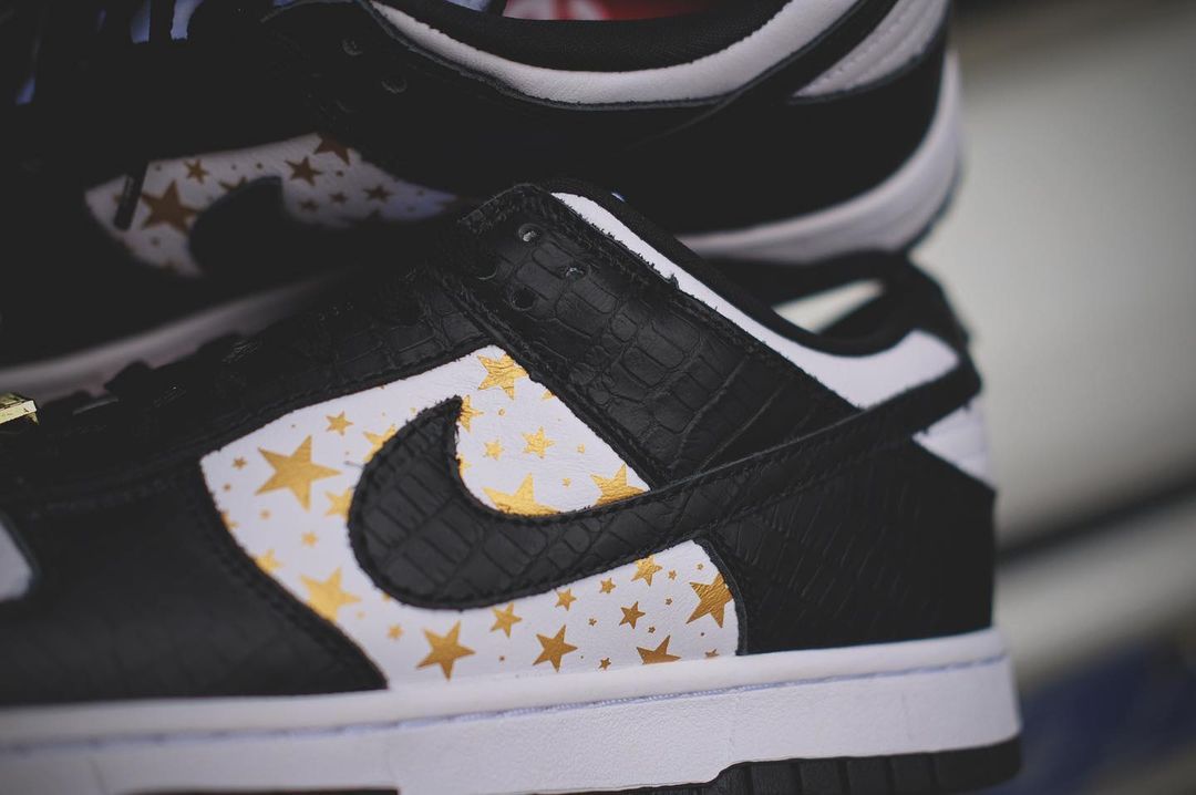 国内 3/6 発売！シュプリーム × ナイキ SB ダンク ロー OG QS “クロコスキン/ゴールドスター” (SUPREME NIKE SB DUNK LOW OG QS “Croc Skin/Gold Stars”) [DH3228-100,101,102,103]