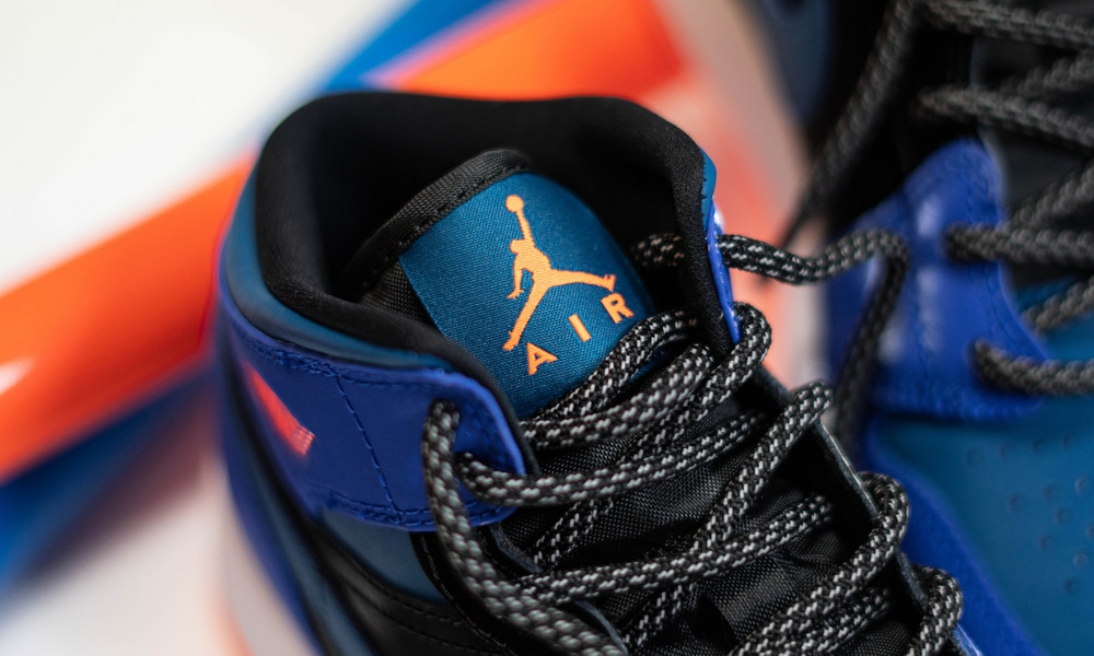 ナイキ GS エア ジョーダン 1 ミッド “レーシングブルー/ブラック/ダッチオレンジ” (NIKE GS AIR JORDAN 1 MID “Racing Blue/Black/Dutch Orange”) [554725-440]