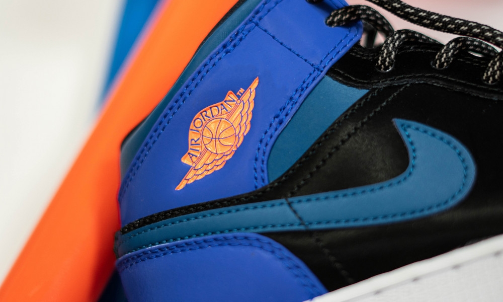 ナイキ GS エア ジョーダン 1 ミッド “レーシングブルー/ブラック/ダッチオレンジ” (NIKE GS AIR JORDAN 1 MID “Racing Blue/Black/Dutch Orange”) [554725-440]