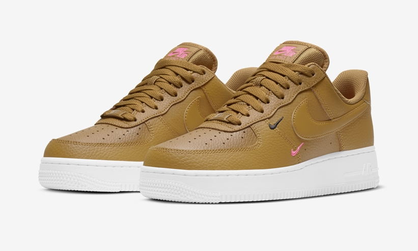 ナイキ ウィメンズ エア フォース 1 ロー “ダブル ミニ スウッシュ” ウィート/ピンク (NIKE WMNS AIR FORCE 1 LOW “Double Mini Swoosh” Wheat/Pink) [CT1989-700]