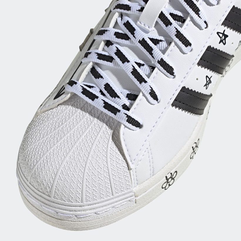 12/24 発売！グラフィックが楽しい艶やかな adidas Originals SUPERSTAR “White/Black” (アディダス オリジナルス スーパースター “ホワイト/ブラック”) [GV9804]