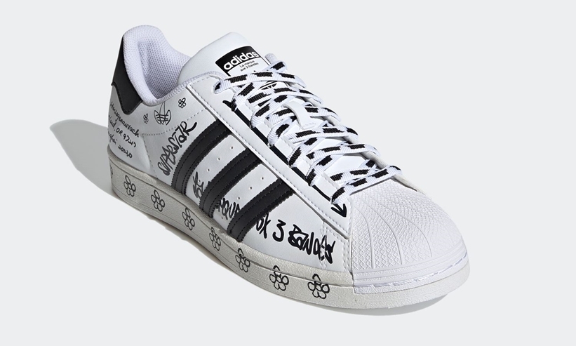 12/24 発売！グラフィックが楽しい艶やかな adidas Originals SUPERSTAR “White/Black” (アディダス オリジナルス スーパースター “ホワイト/ブラック”) [GV9804]