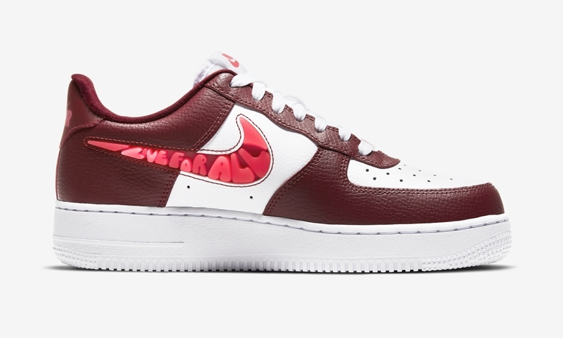 ナイキ エア フォース 1 07 ロー SE “ラブ・フォー・オール” バーガンディ/ホワイト (NIKE AIR FORCE 1 07 LOW SE “Love For All” Burgundy/White) [CV8482-600]