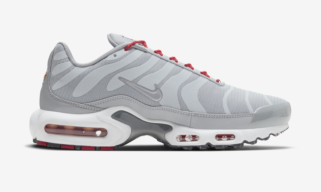 ナイキ エア マックス プラス “グレー/レッド” (NIKE AIR MAX PLUS “Grey/Red”) [DD7112-001]