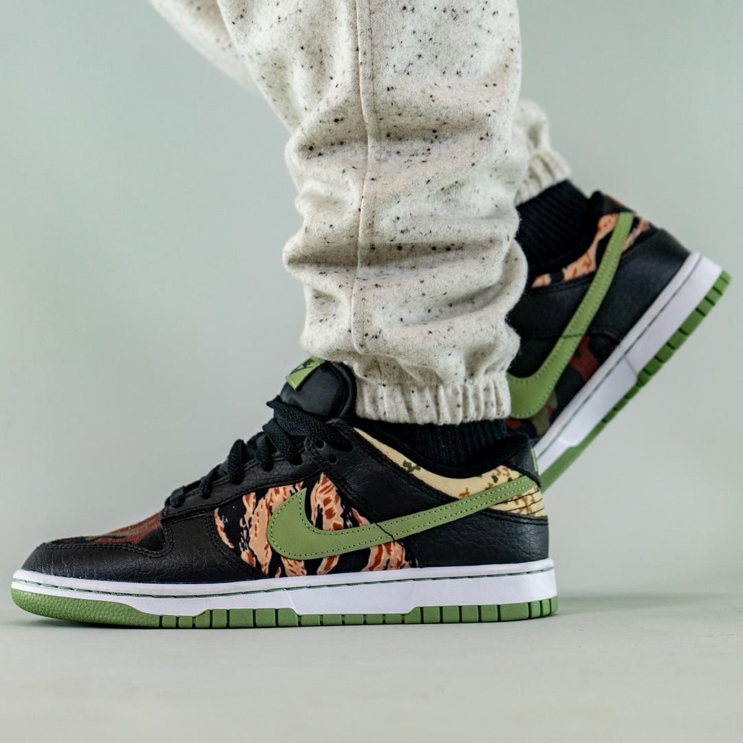 【国内 7/16、7/30 発売予定】ナイキ ダンク ロー SE “マルチカモ/ブラック/オイルグレー” (NIKE DUNK LOW SE “Multi Camo/Black/Oil Green”) [DH0957-001]