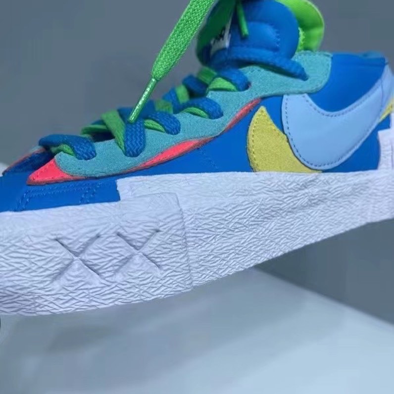 【国内 11/26、11/27、12/9、12/10 発売】sacai x KAWS × NIKE BLAZER LOW (サカイ カウズ ナイキ ブレーザー ロー) [DM7901-400/DM7901-500/DM7901-600]