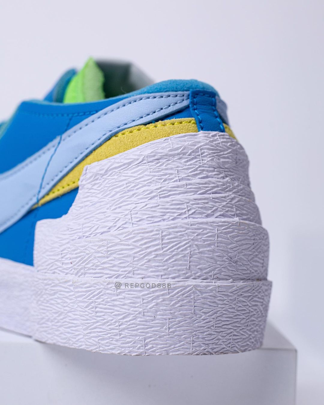 【国内 11/26、11/27、12/9、12/10 発売】sacai x KAWS × NIKE BLAZER LOW (サカイ カウズ ナイキ ブレーザー ロー) [DM7901-400/DM7901-500/DM7901-600]