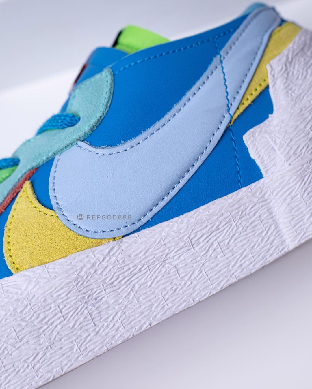 【国内 11/26、11/27、12/9、12/10 発売】sacai x KAWS × NIKE BLAZER LOW (サカイ カウズ ナイキ ブレーザー ロー) [DM7901-400/DM7901-500/DM7901-600]