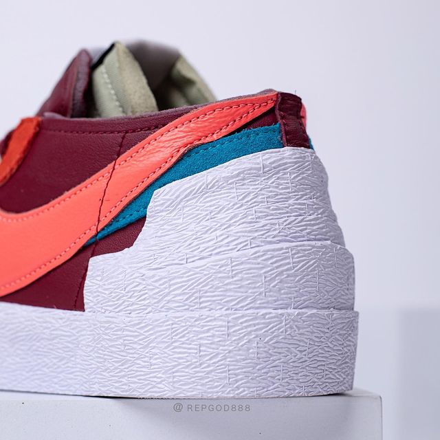 【国内 11/26、11/27、12/9、12/10 発売】sacai x KAWS × NIKE BLAZER LOW (サカイ カウズ ナイキ ブレーザー ロー) [DM7901-400/DM7901-500/DM7901-600]