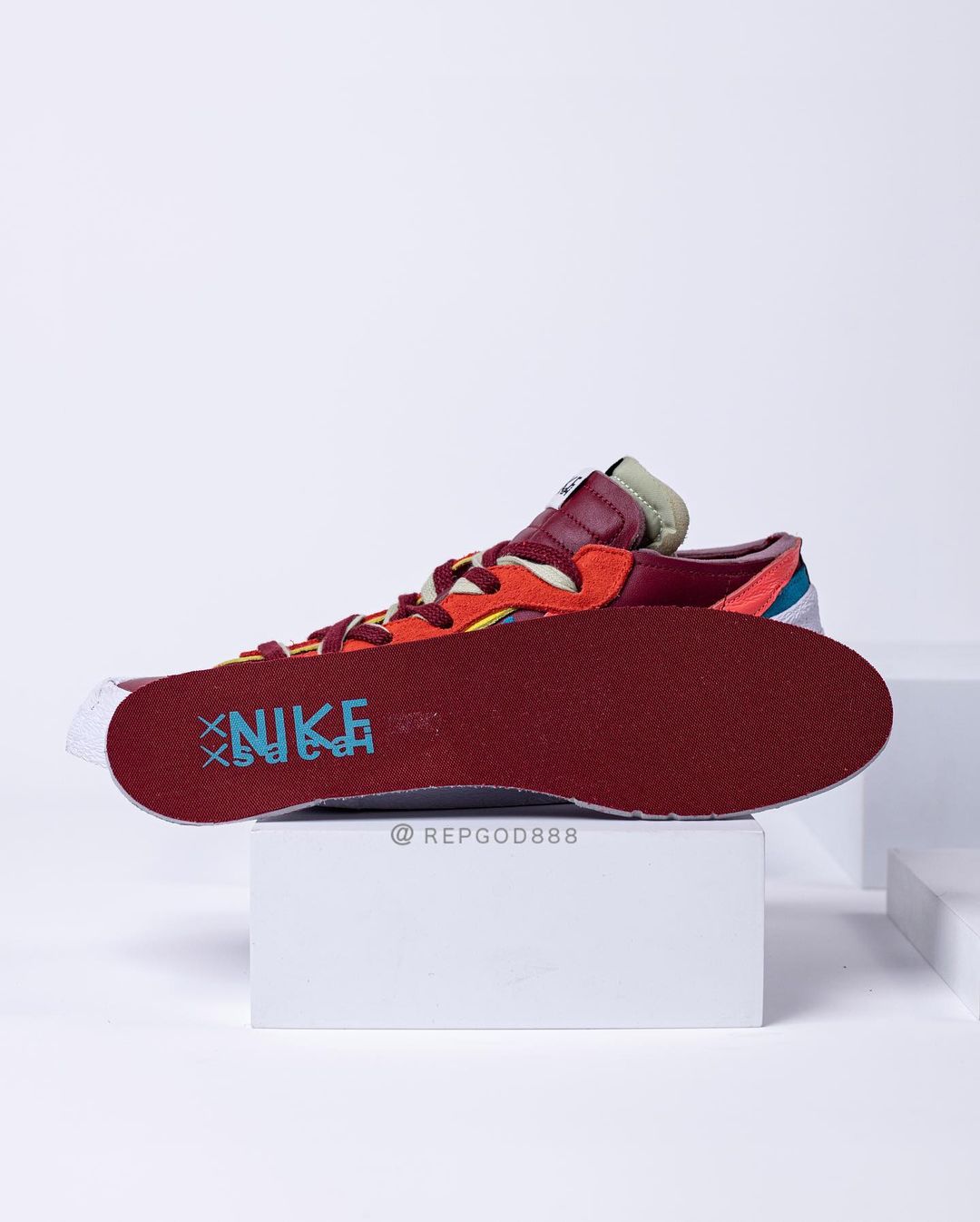 【国内 11/26、11/27、12/9、12/10 発売】sacai x KAWS × NIKE BLAZER LOW (サカイ カウズ ナイキ ブレーザー ロー) [DM7901-400/DM7901-500/DM7901-600]