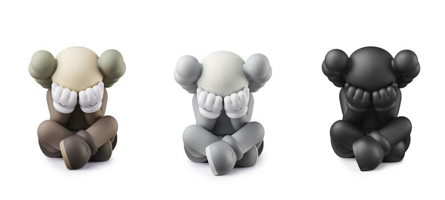 両手で顔を覆って座っているKAWS “SEPARATED”が海外3/2 (3/3 02:00) 発売 (カウズ “セパレーテッド”)