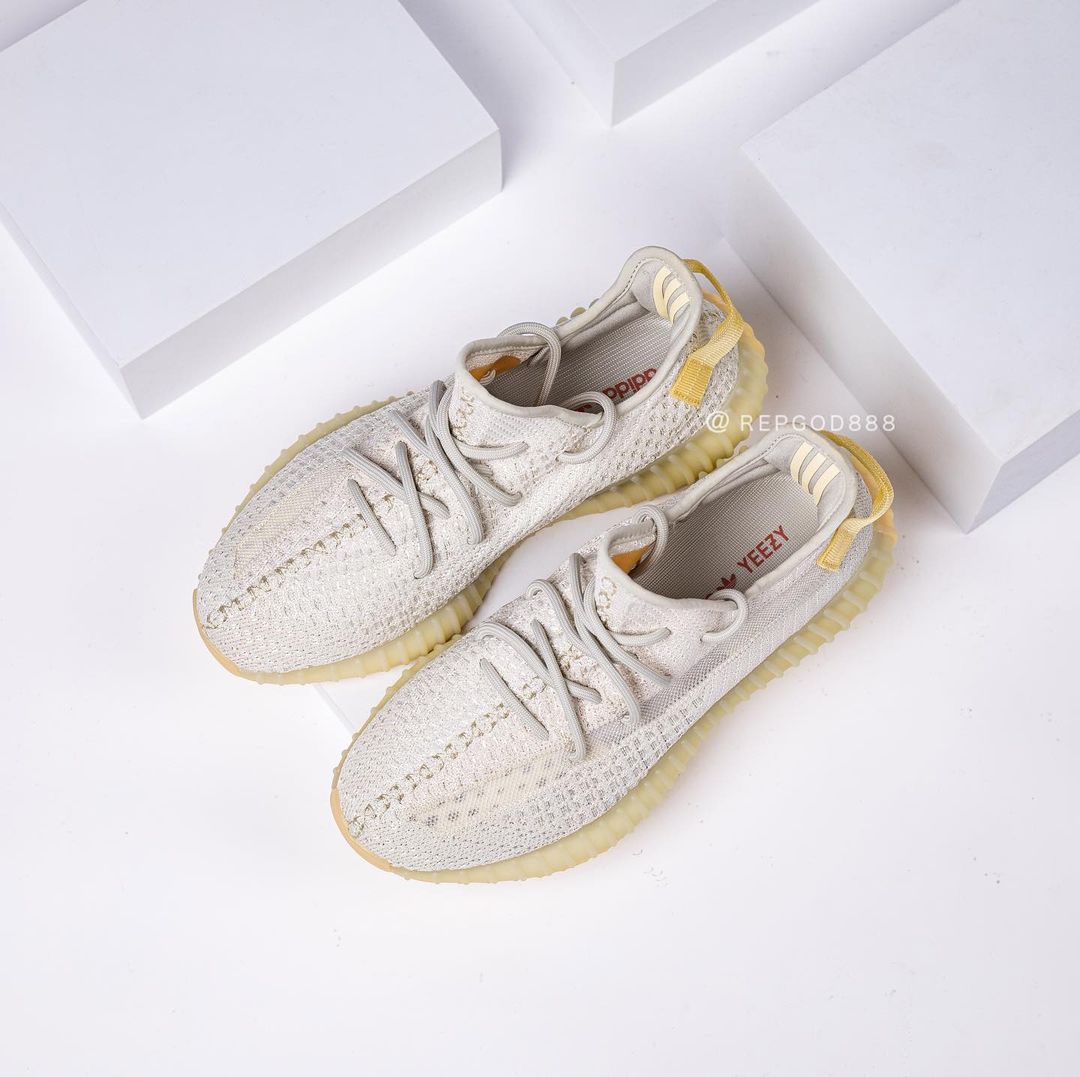 【国内 8/28 発売】アディダス オリジナルス イージー 350 V2 “ライト” (adidas Originals YEEZY 350 V2 “Light”) [GY3438]