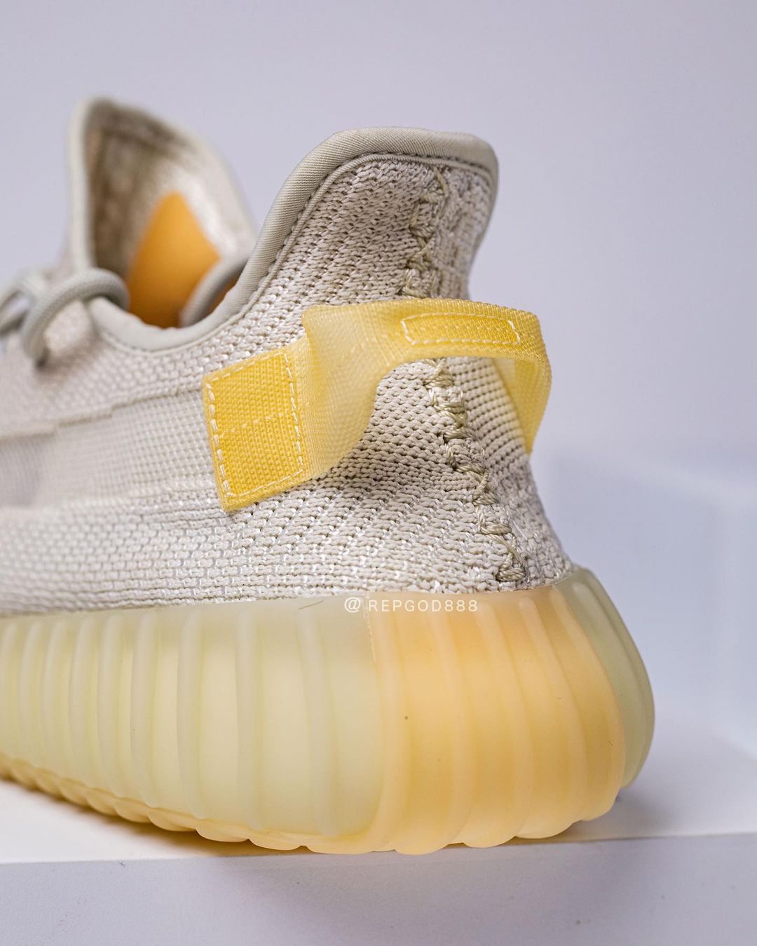 【国内 8/28 発売】アディダス オリジナルス イージー 350 V2 “ライト” (adidas Originals YEEZY 350 V2 “Light”) [GY3438]