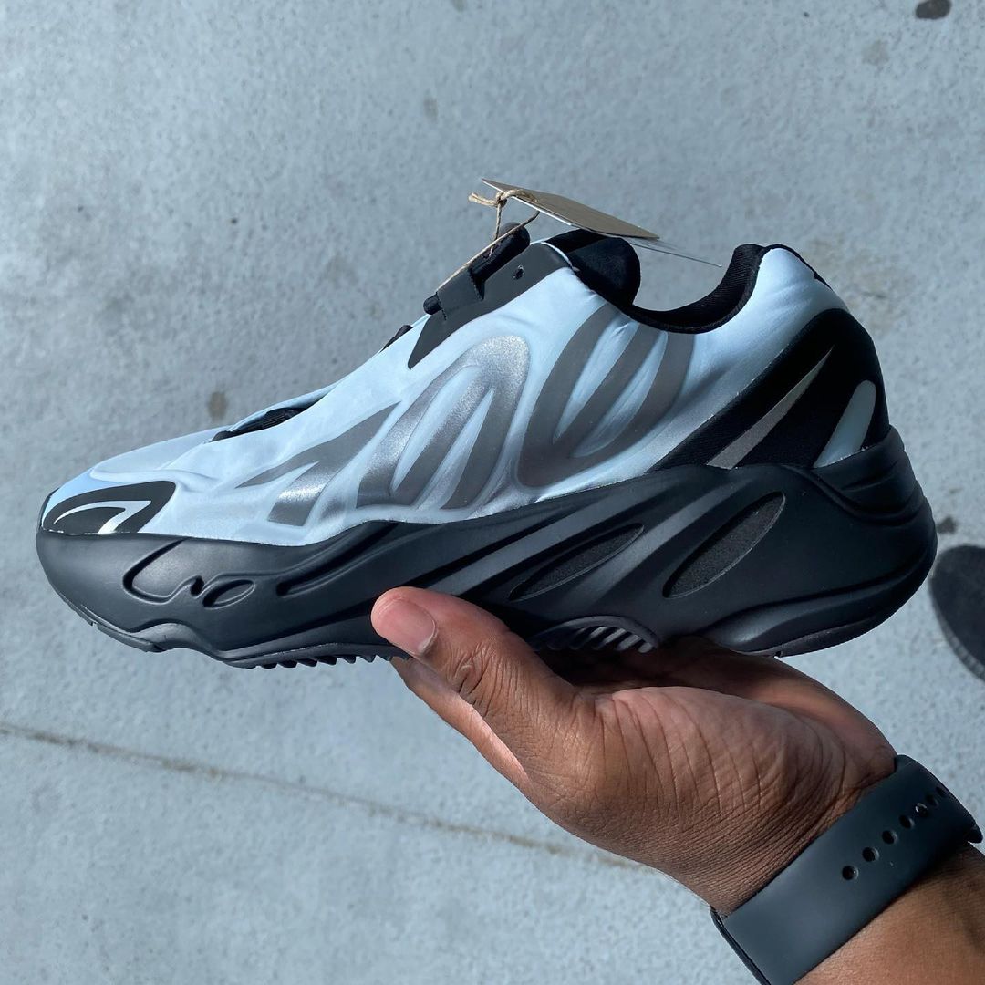 adidas YEEZY 700 NMVN ブルーティント