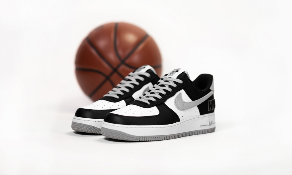 【国内 4/29 発売】ナイキ エア フォース 1 07 ロー EMB “ブラック/シルバー” (NIKE AIR FORCE 1 07 LOW EMB “Black/Silver”) [CT2301-001]