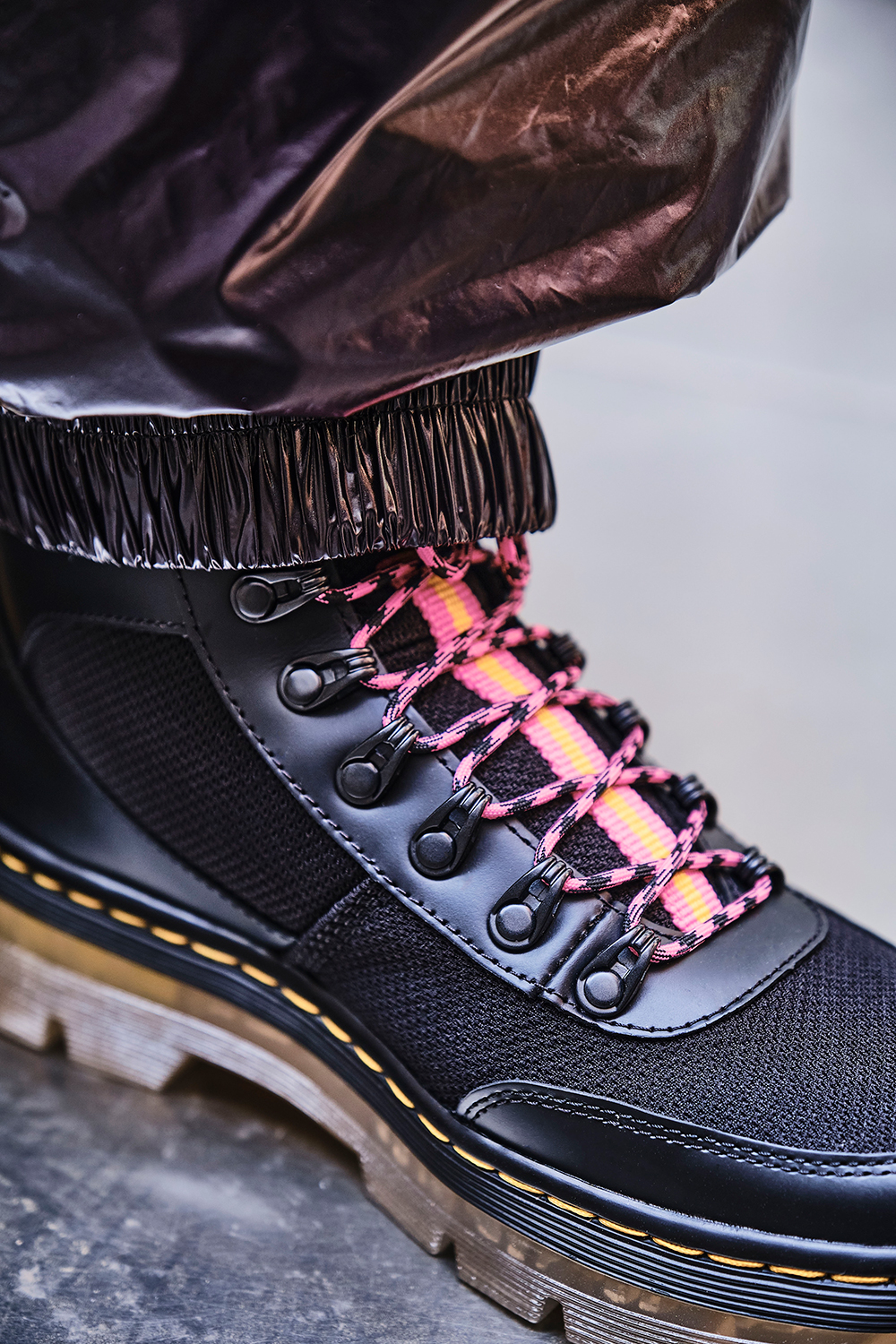 Dr. Martens x atmos/atmos PINK コラボ が4/17 発売 (ドクターマーチン アトモス)