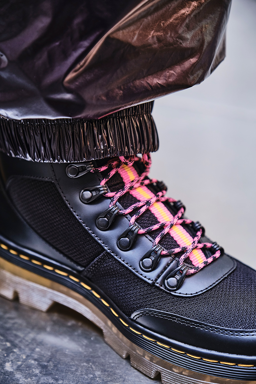 Dr. Martens x atmos/atmos PINK コラボ が4/17 発売 (ドクターマーチン アトモス)