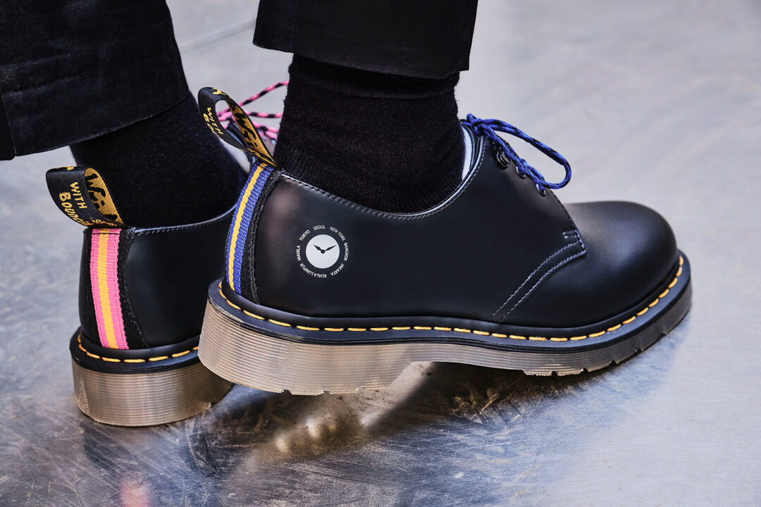 Dr. Martens x atmos/atmos PINK コラボ が4/17 発売 (ドクターマーチン アトモス)