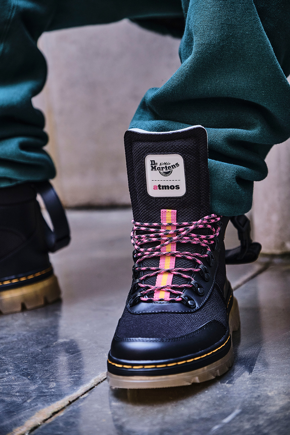 Dr. Martens x atmos/atmos PINK コラボ が4/17 発売 (ドクターマーチン アトモス)