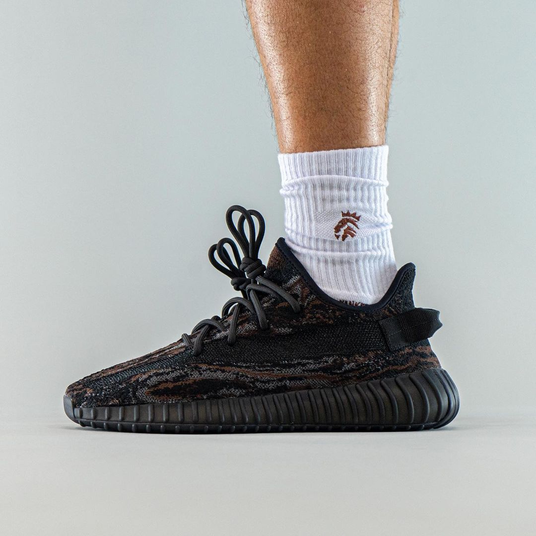 【2024年 3/15 発売】アディダス オリジナルス イージー ブースト 350 V2 “MX Rock” (adidas Originals YEEZY BOOST 350 V2 “MX Rock”) [GW3774]