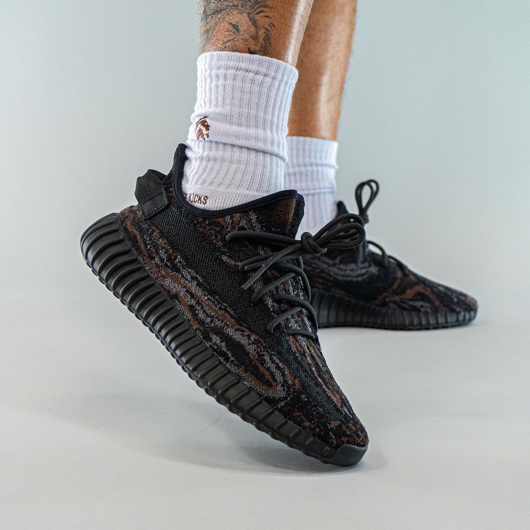 【2024年 3/15 発売】アディダス オリジナルス イージー ブースト 350 V2 “MX Rock” (adidas Originals YEEZY BOOST 350 V2 “MX Rock”) [GW3774]