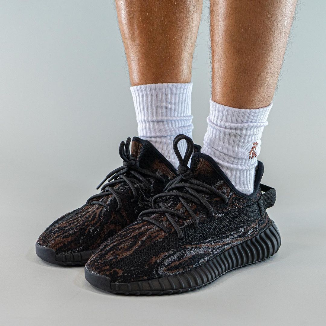 【2024年 3/15 発売】アディダス オリジナルス イージー ブースト 350 V2 “MX Rock” (adidas Originals YEEZY BOOST 350 V2 “MX Rock”) [GW3774]