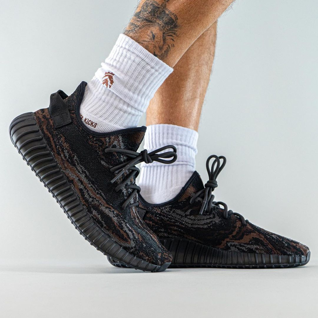 【2024年 3/15 発売】アディダス オリジナルス イージー ブースト 350 V2 “MX Rock” (adidas Originals YEEZY BOOST 350 V2 “MX Rock”) [GW3774]