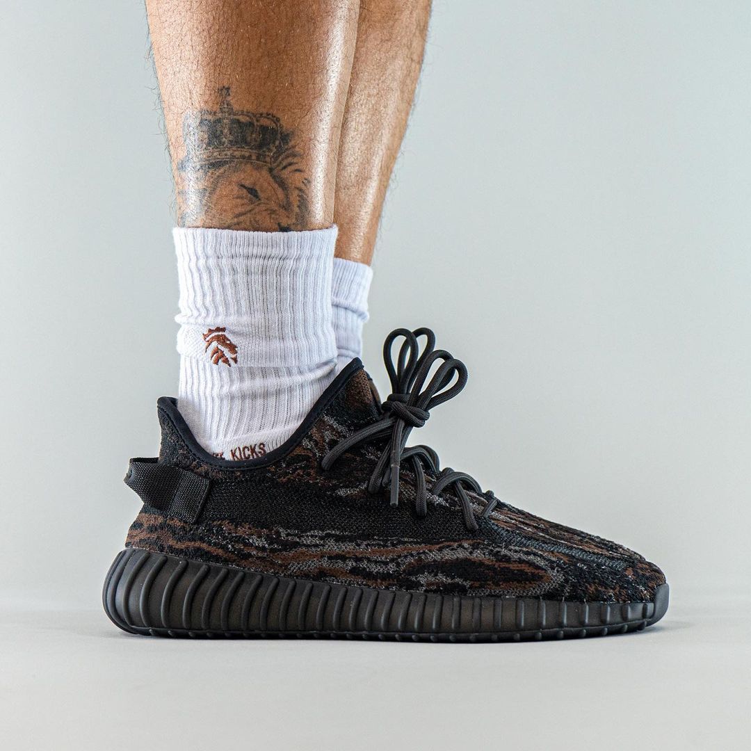 【2024年 3/15 発売】アディダス オリジナルス イージー ブースト 350 V2 “MX Rock” (adidas Originals YEEZY BOOST 350 V2 “MX Rock”) [GW3774]