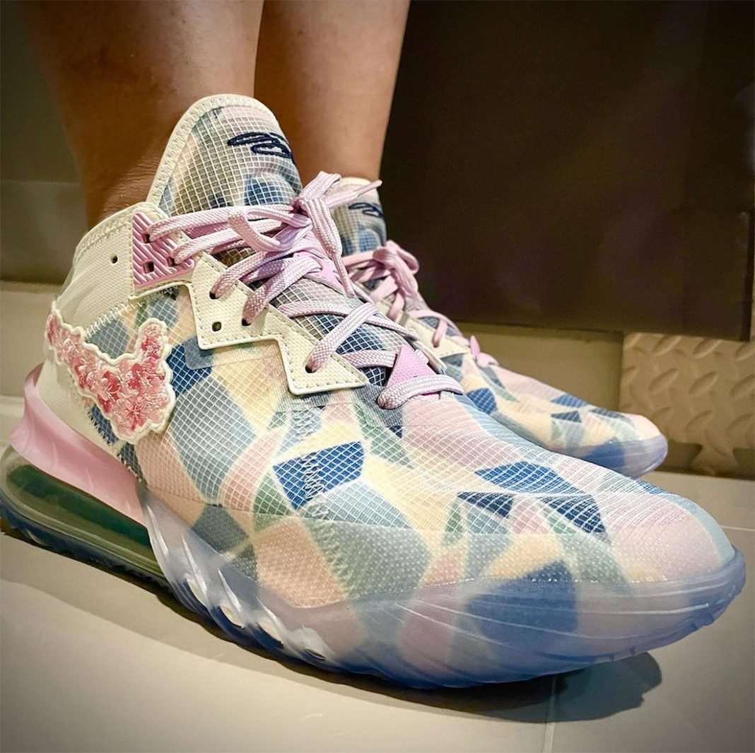 【4/23 発売】アトモス × ナイキ レブロン 18 ロー “サクラ” (atmos NIKE LEBRON XVIII LOW “Sakura”) [CV7562-101]