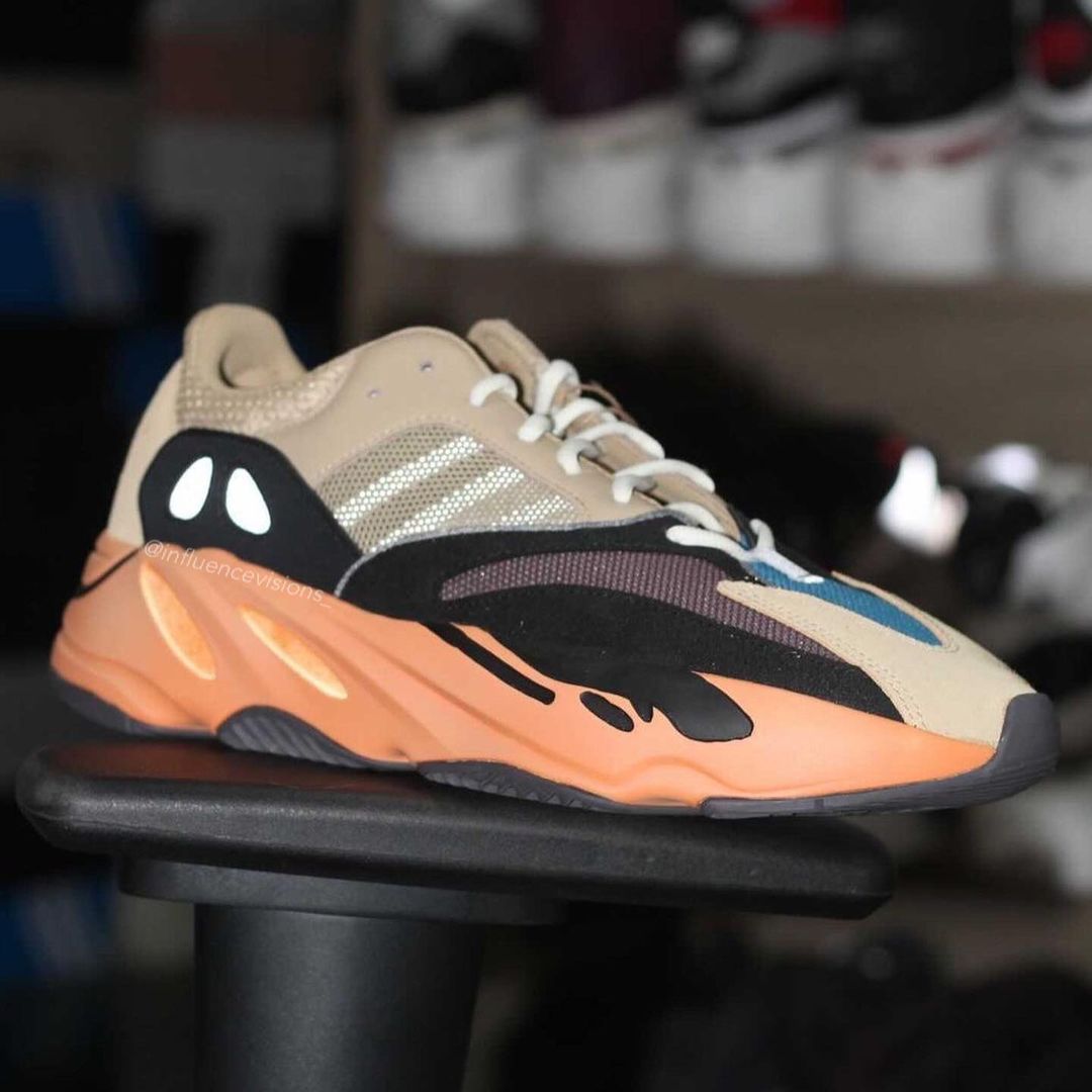 【国内 6/11 発売】アディダス オリジナルス イージー 700 V2 “Enflame Amber” (adidas Originals YEEZY 700 V2 “Enflame Amber”) [GW0297]