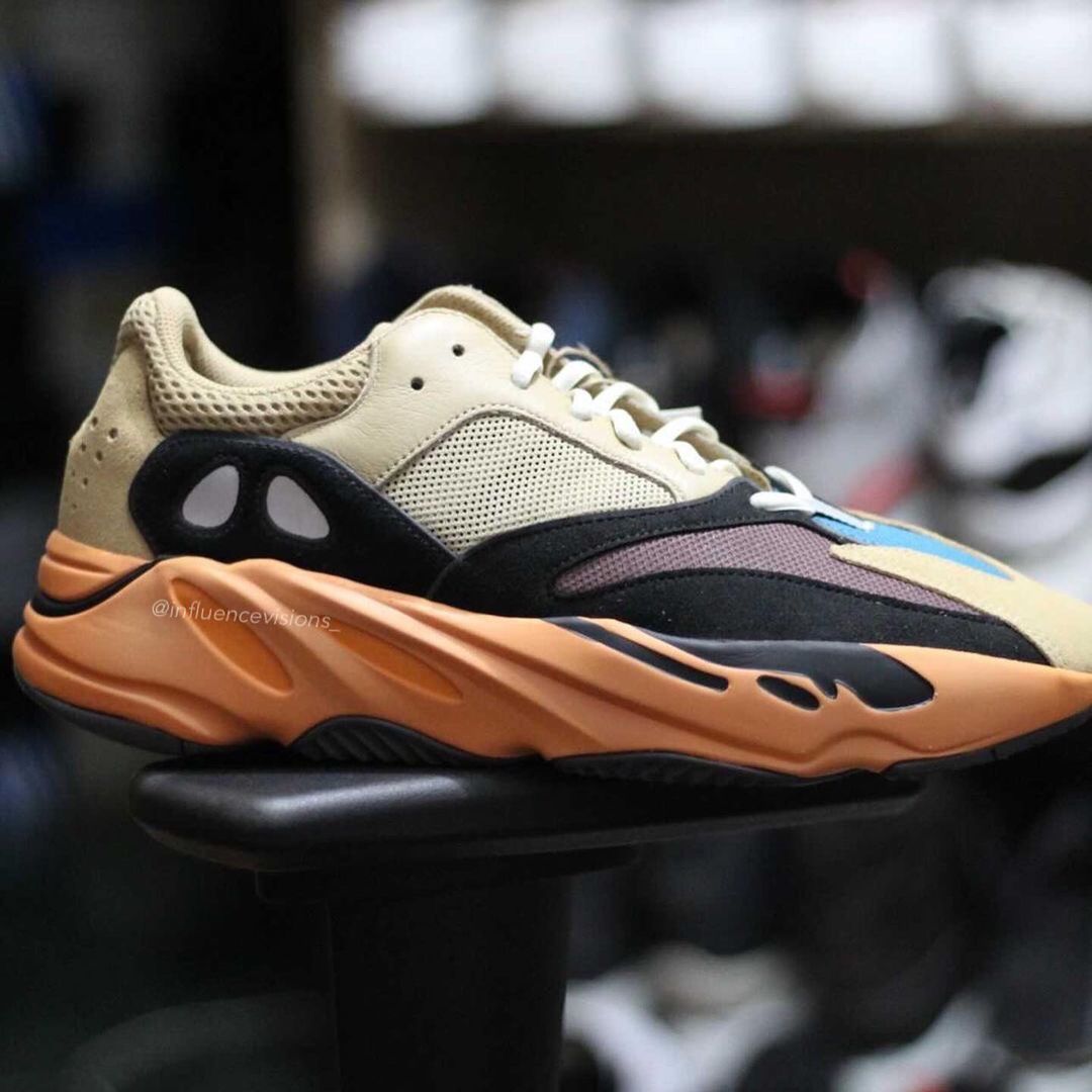 【国内 6/11 発売】アディダス オリジナルス イージー 700 V2 “Enflame Amber” (adidas Originals YEEZY 700 V2 “Enflame Amber”) [GW0297]