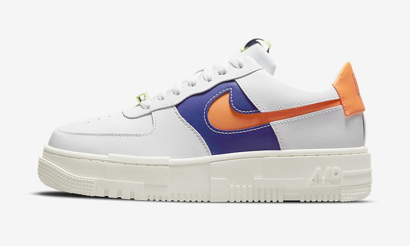 ナイキ ウィメンズ エア フォース 1 ロー ピクセル “ホワイト/ブルー/レーザーオレンジ” (NIKE WMNS AIR FORCE 1 LOW PIXEL “White/Blue/Laser Orange”) [DM8340-100]