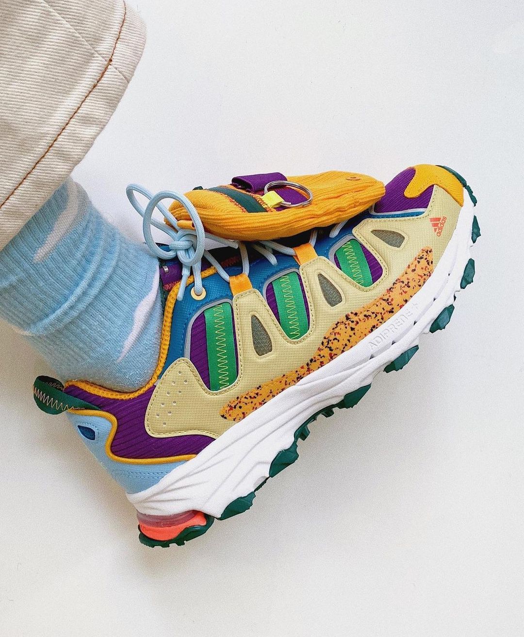 【国内 9/25、11/10 発売】Sean Wotherspoon x Disney x adidas Originalsrs Superturf Adventure “Jiminy Cricket” (アトモス ショーン・ウェザースプーン アディダス オリジナルス スーパーターフ アドベンチャー) [GY8341/GW8810]