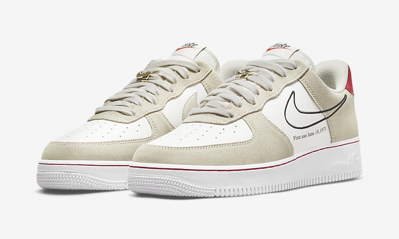 ナイキ エア フォース 1 07 ロー “ファースト ユーズ 6/18 1971/ライトストーン/ユニバーシティレッド” (NIKE AIR FORCE 1 07 LOW “First Use June 18, 1971/Light Stone/University Red”) [DB3597-100]