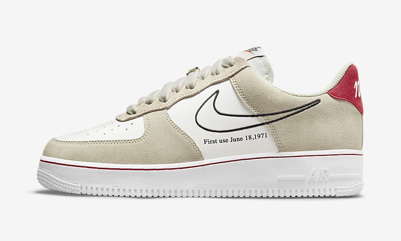 【国内 7/8 発売】ナイキ エア フォース 1 07 ロー “ファースト ユーズ/ライトストーン/ユニバーシティレッド” (NIKE AIR FORCE 1 07 LOW “First Use/Light Stone/University Red”) [DB3597-100]