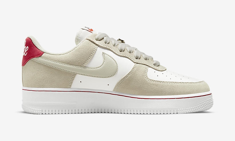 【国内 7/8 発売】ナイキ エア フォース 1 07 ロー “ファースト ユーズ/ライトストーン/ユニバーシティレッド” (NIKE AIR FORCE 1 07 LOW “First Use/Light Stone/University Red”) [DB3597-100]