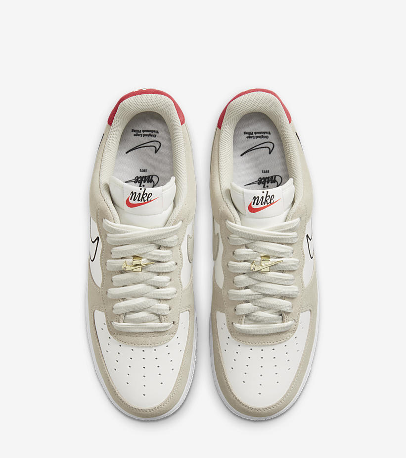 【国内 7/8 発売】ナイキ エア フォース 1 07 ロー “ファースト ユーズ/ライトストーン/ユニバーシティレッド” (NIKE AIR FORCE 1 07 LOW “First Use/Light Stone/University Red”) [DB3597-100]