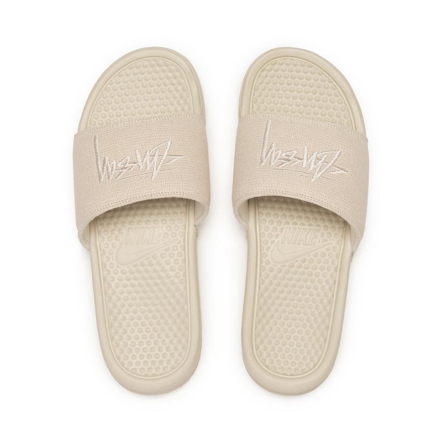 ステューシー × ナイキ ベナッシ “ストーン” (STUSSY NIKE BENASSI ...