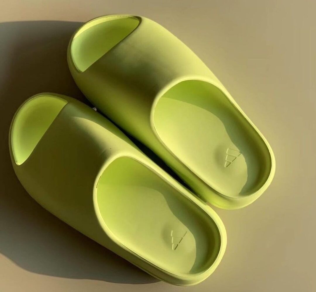 【国内 9/6 発売、2023/8/10 リストック】adidas Originals YEEZY SLIDE “Glow Green” (アディダス オリジナルス イージー スライド) [GX6138]