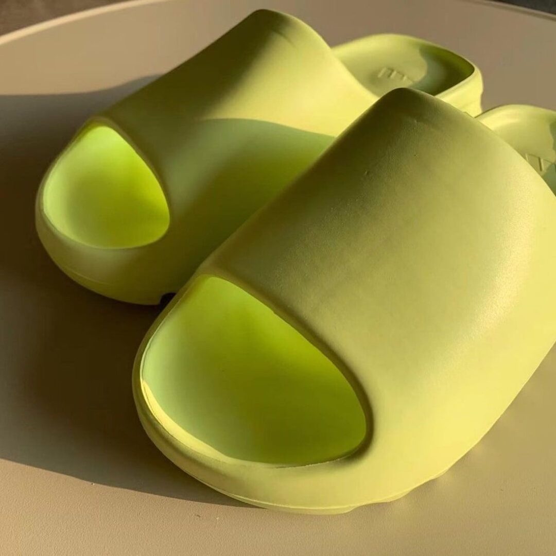 【国内 9/6 発売、2023/8/10 リストック】adidas Originals YEEZY SLIDE “Glow Green” (アディダス オリジナルス イージー スライド) [GX6138]