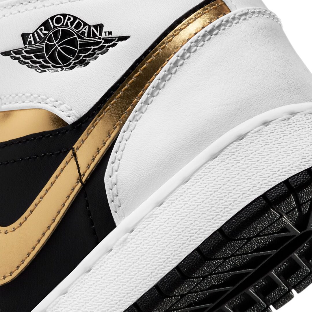 ナイキ GS エア ジョーダン 1 ミッド “ホワイト/ブラック/メタリックゴールド” (NIKE GS AIR JORDAN 1 MID “White/Black/Metallic Gold”) [554725-190]