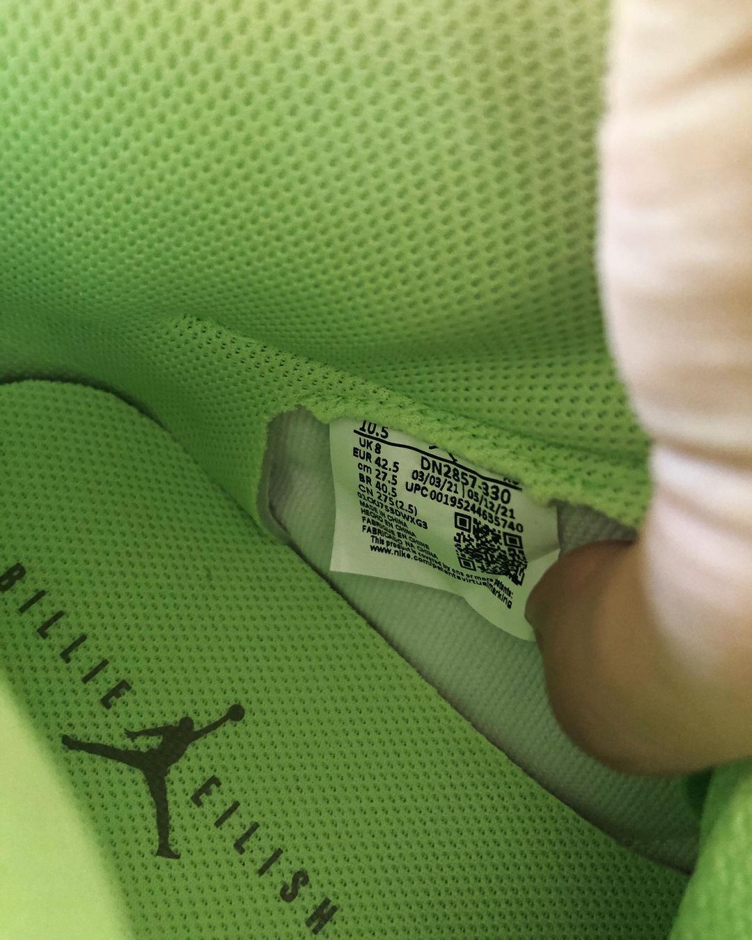 【国内 9/30 発売】ビリー・アイリッシュ × ナイキ エア ジョーダン 1 ハイ KO “ボルト” (Billie Eilish NIKE AIR JORDAN 1 HIGH KO “Volt”) [DN2857-330]