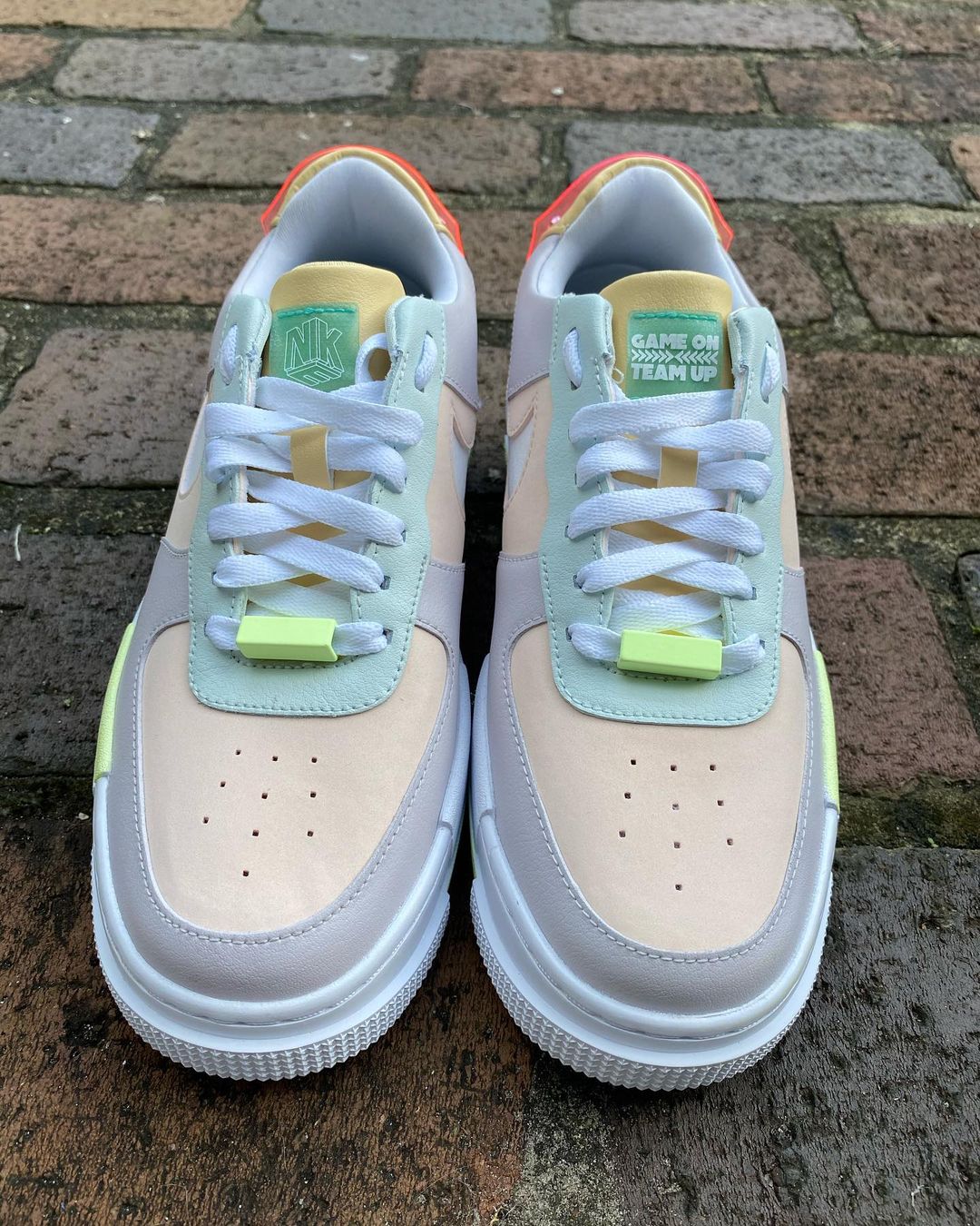 【リーク】LPL {League or Legends Pro League} × NIKE WMNS AIR FORCE 1 LOW PIXEL (エルピーエル ナイキ ウィメンズ エア フォース 1 ロー ピクセル)