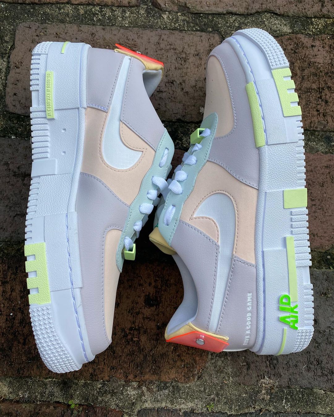 【リーク】LPL {League or Legends Pro League} × NIKE WMNS AIR FORCE 1 LOW PIXEL (エルピーエル ナイキ ウィメンズ エア フォース 1 ロー ピクセル)