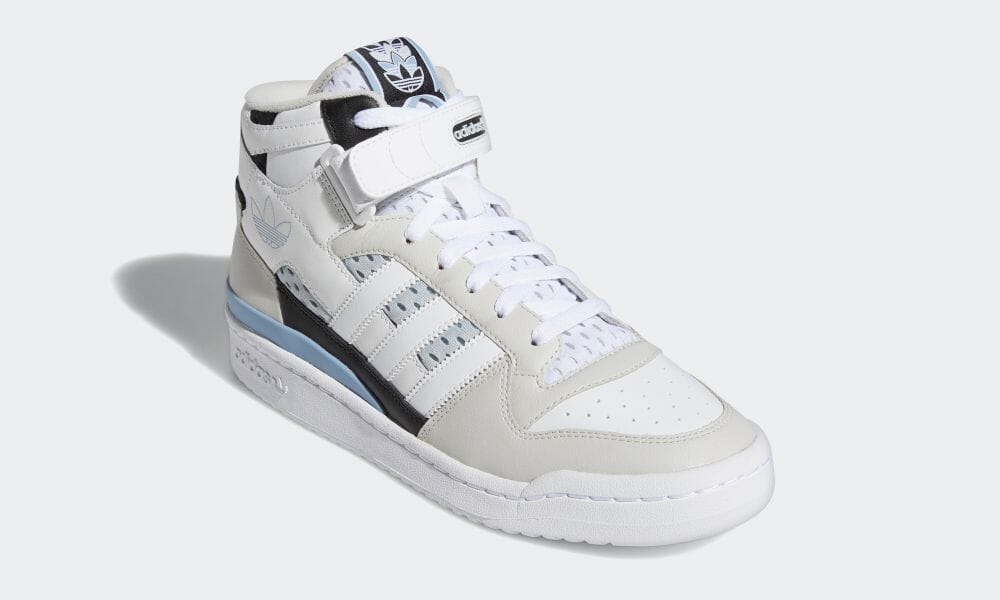 風通しの良いメッシュのディテールをあしらった adidas Originals FORUM MID “White/Ambient Sky” (アディダス オリジナルス フォーラム ミッド “ホワイト/アンビエントスカイ”) [H01679]