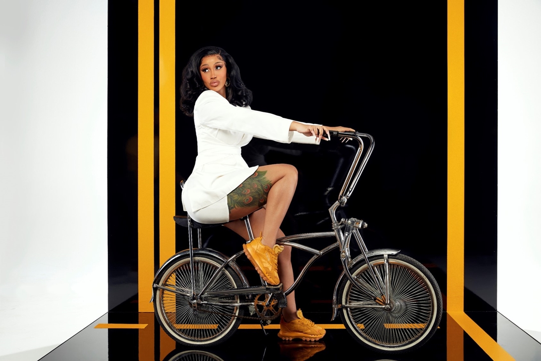 女性ラッパーCardi B × REEBOK コラボ「CLASSIC LEATHER CARDI」が7/17 発売 (カーディ・B リーボック クラシック レザー) [GW2912]