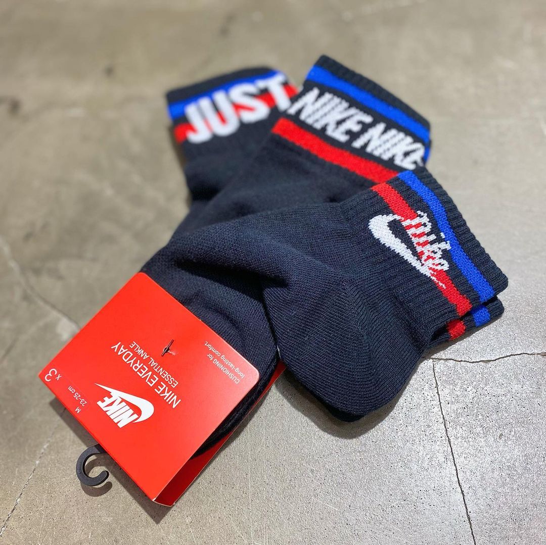 トリコロールカラーを配色した NIKE/NSW EVERYDAY ESSENTIAL ANKLE 3P SOCKS (ナイキ スポーツウェア エブリディ エッセンシャル アンクル ソックス) [DA2612-010,100]