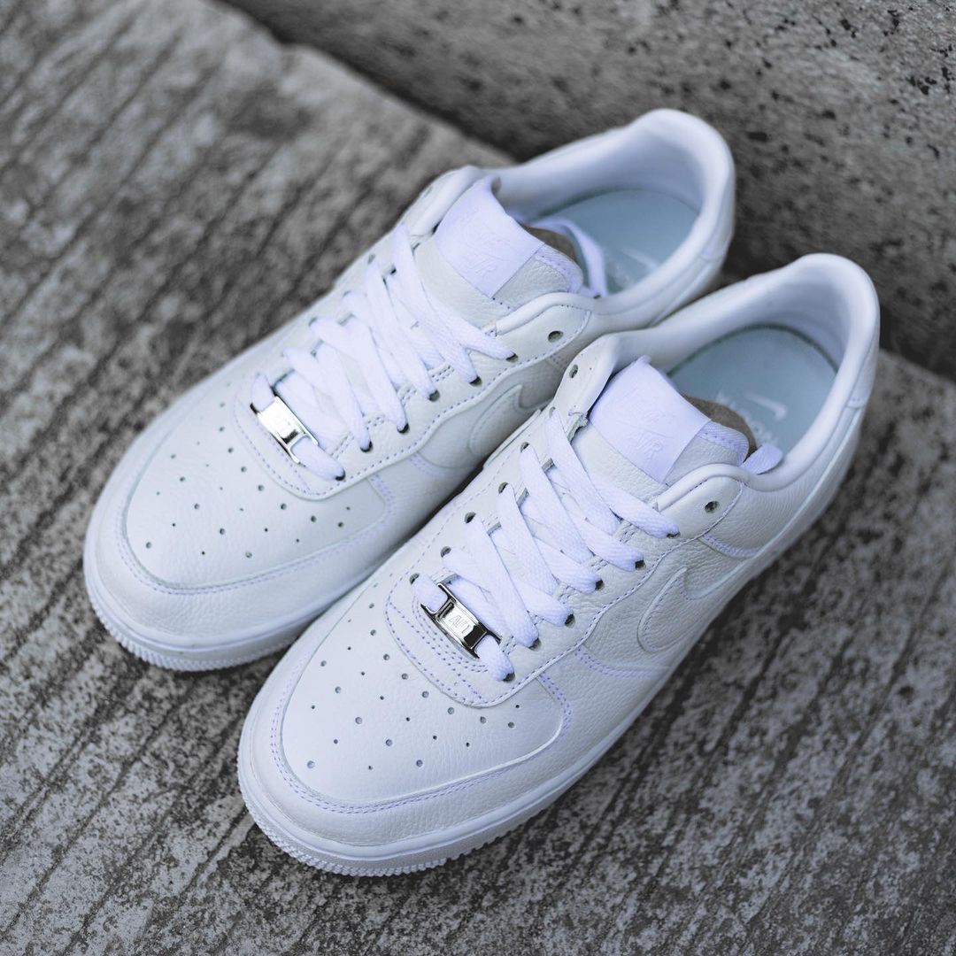 【2024年 リストック】ドレイク × ナイキ エア フォース 1 ロー “サーティファイド ラヴァー ボーイ” (DRAKE x NIKE AIR FORCE 1 LOW “Certified Lover Boy”) [CZ8065-100]