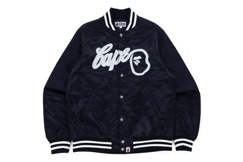 A BATHING APE からオリジナルデザインのテープロゴを落とし込んだベースボールジャケットが9/3、9/4 発売 (ア ベイシング エイプ)